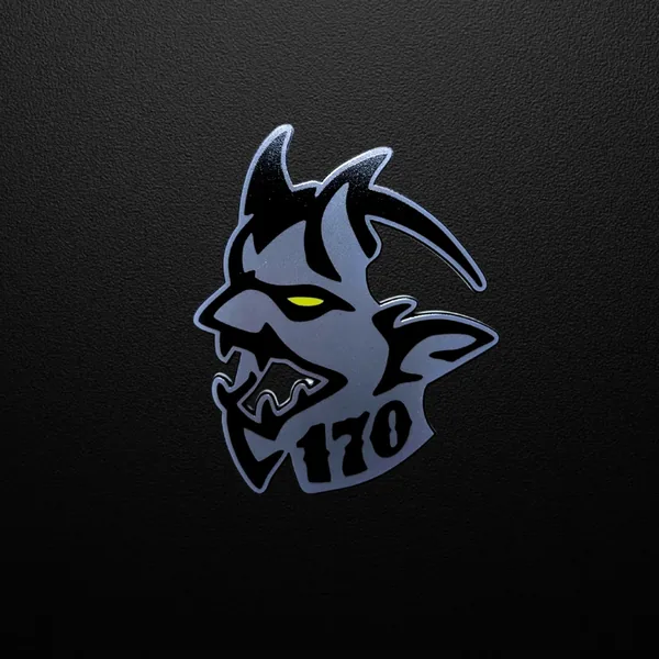 Demon 170 emblema – lipdukas ant juodo paviršiaus