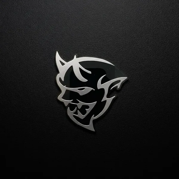 Demon emblema – sidabrinė – lipdukas ant juodo paviršiaus