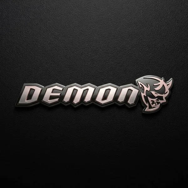 DEMON su tekstu emblema – sidabrinė – lipdukas ant juodo paviršiaus