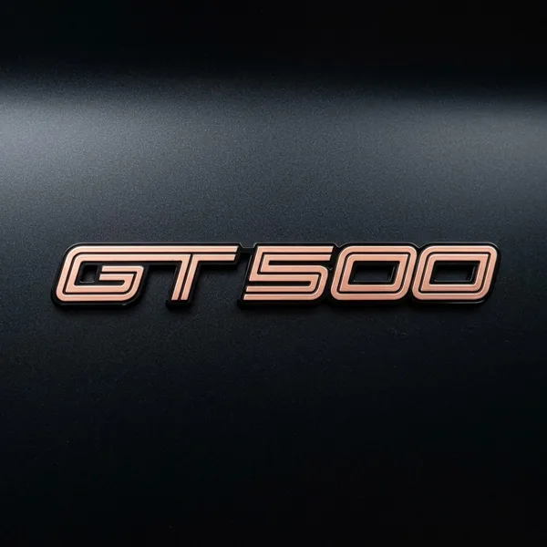 GT500 emblema – raudona – lipdukas ant juodo paviršiaus