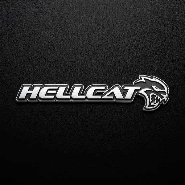 HELLCAT su tekstu emblema – sidabrinė – lipdukas ant juodo paviršiaus