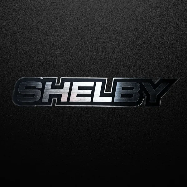 SHELBY emblema – lipdukas ant juodo paviršiaus