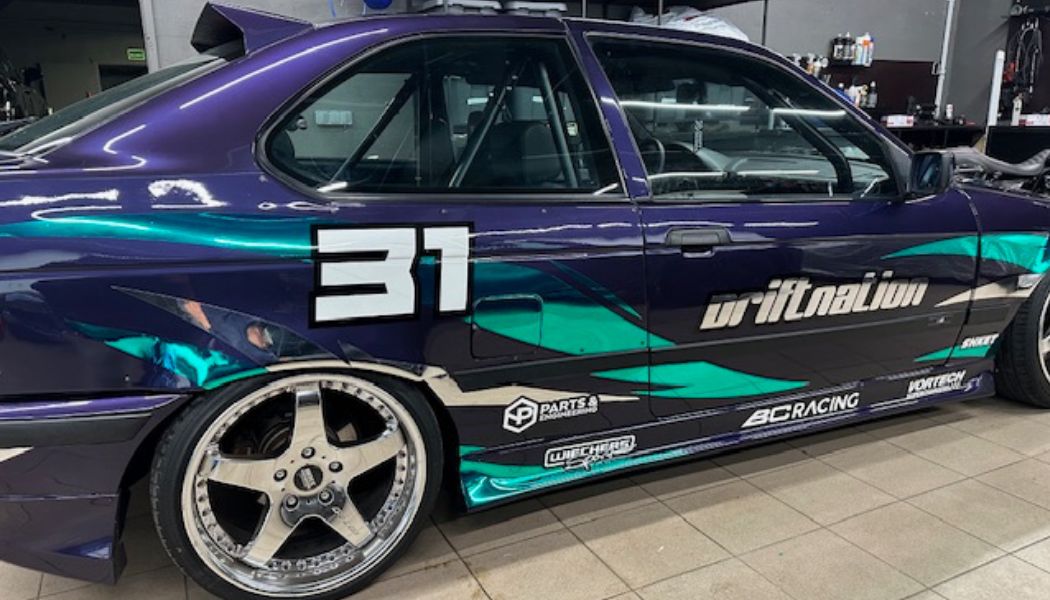 BMW E36 su drifto grafika ir numeriu 31