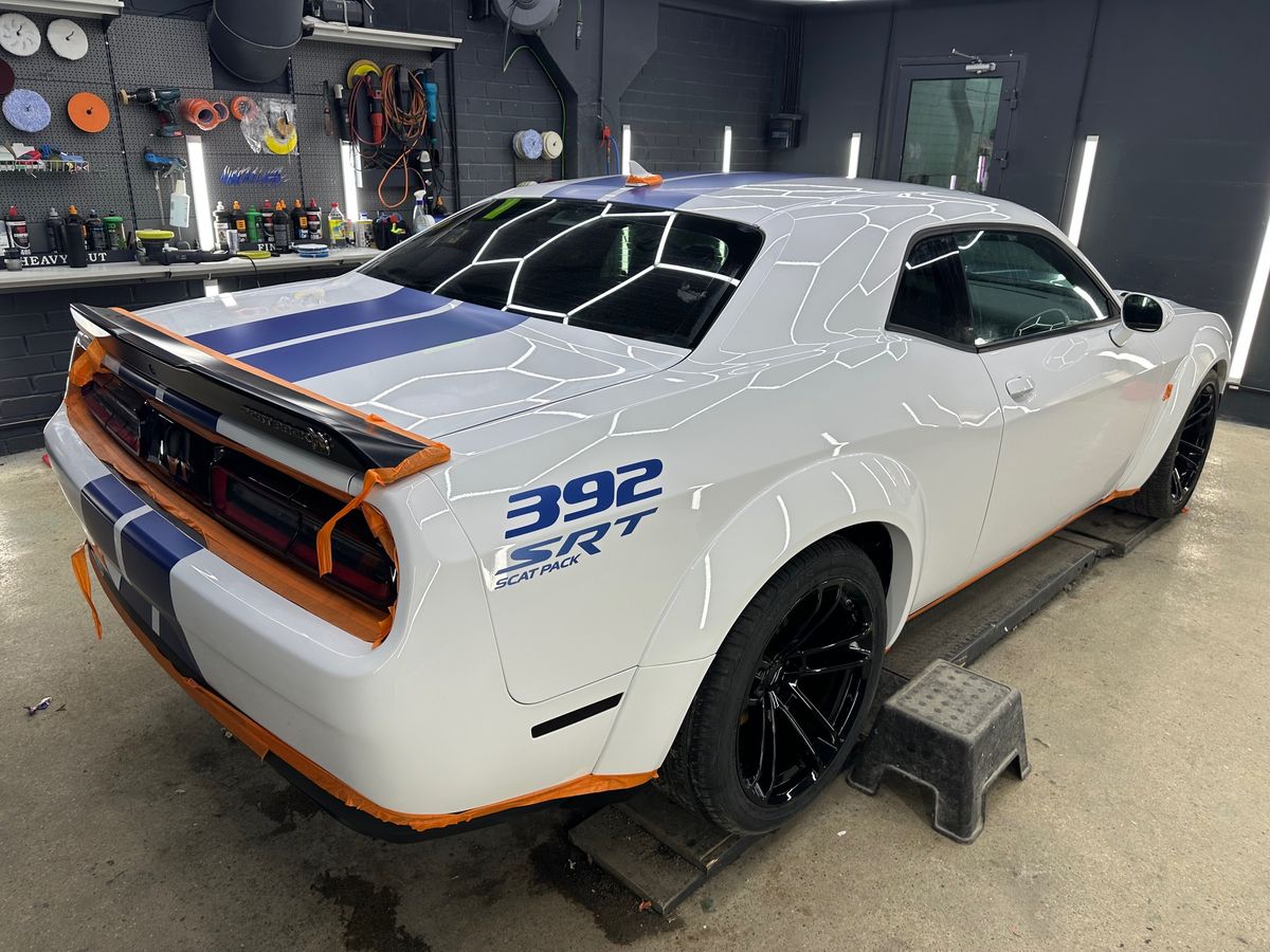 Dodge Challenger galas su 392 SRT užrašu ir juostomis