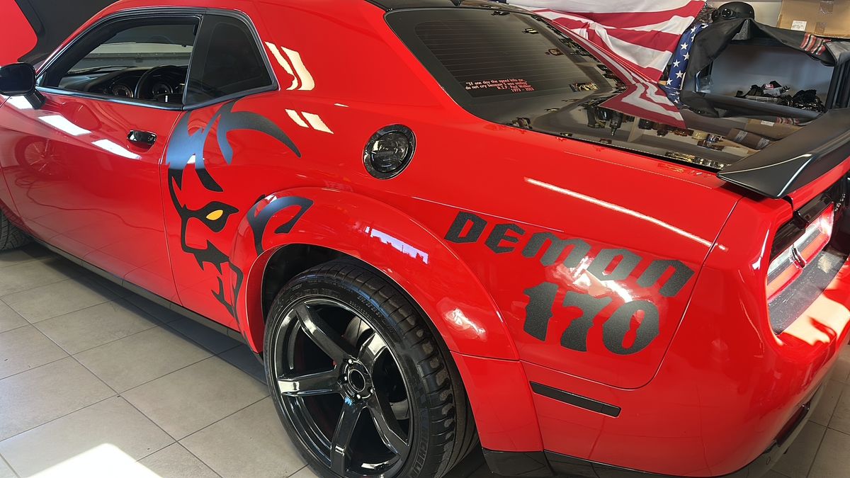 Raudonas Dodge Challenger su Demon 170 lipdukais