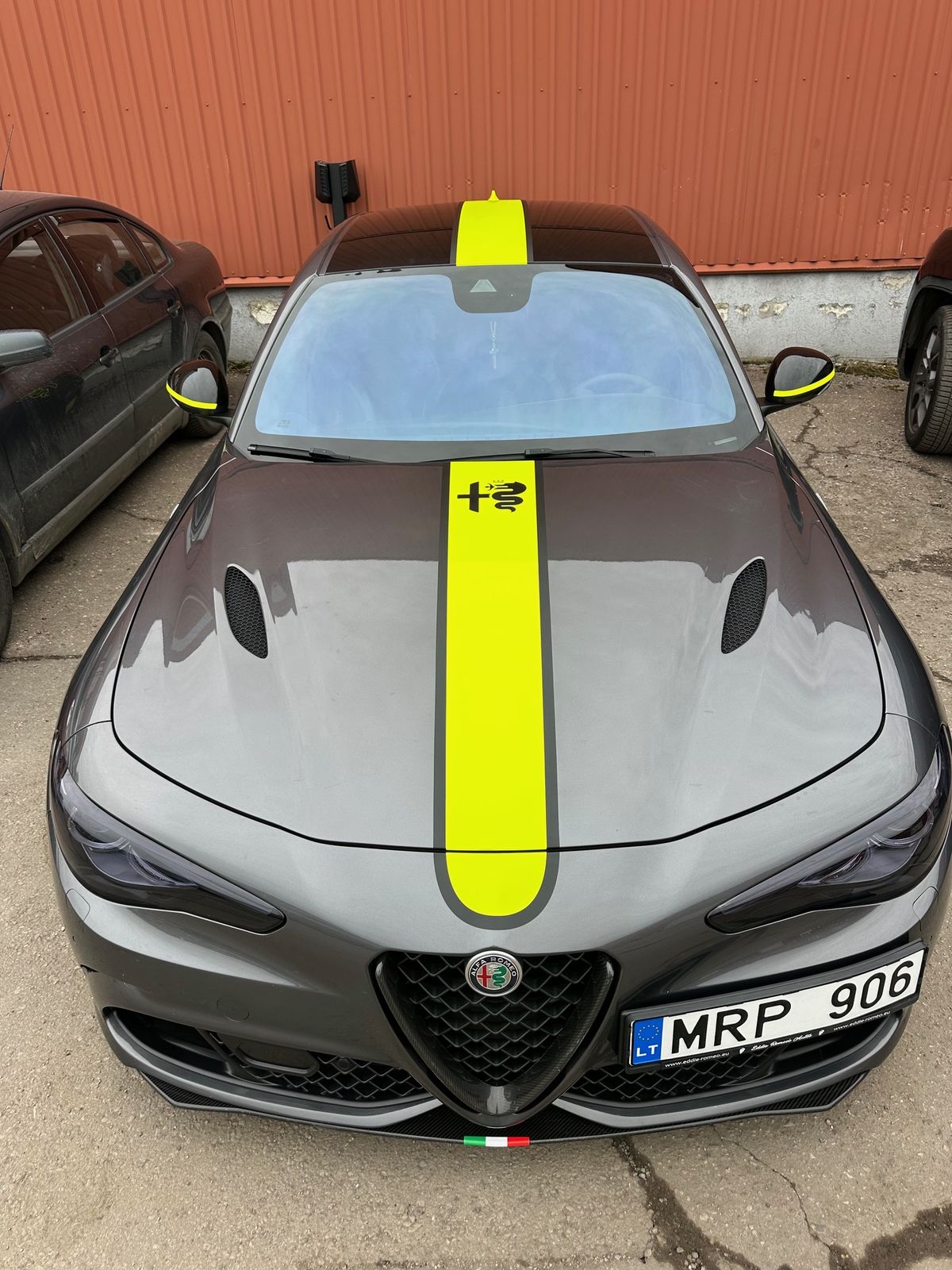 Alfa Romeo Giulia su geltona juosta per variklio dangtį