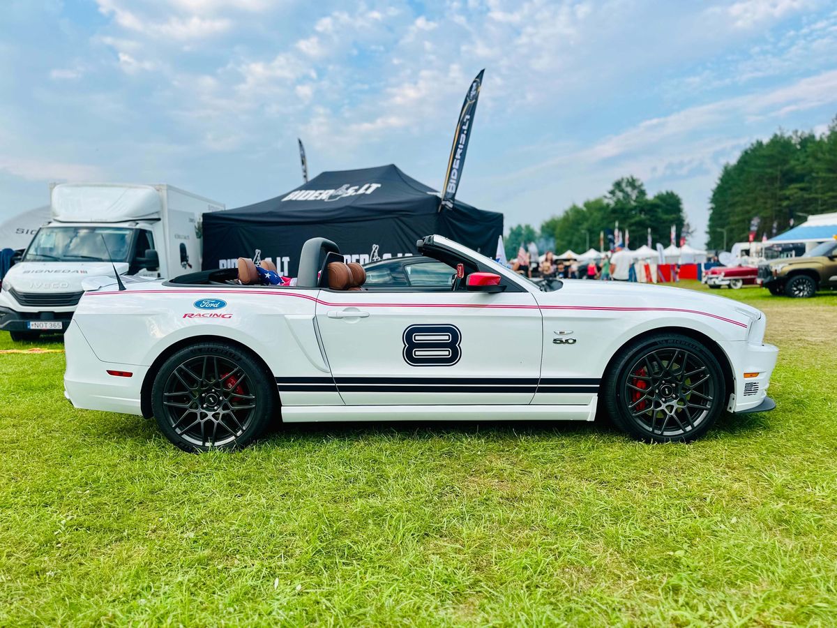 Baltas Ford Mustang kabrioletas su numeriu 8