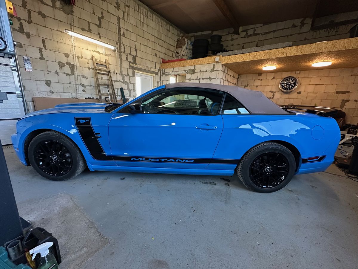 Mėlynas Ford Mustang kabrioletas su šonine juosta