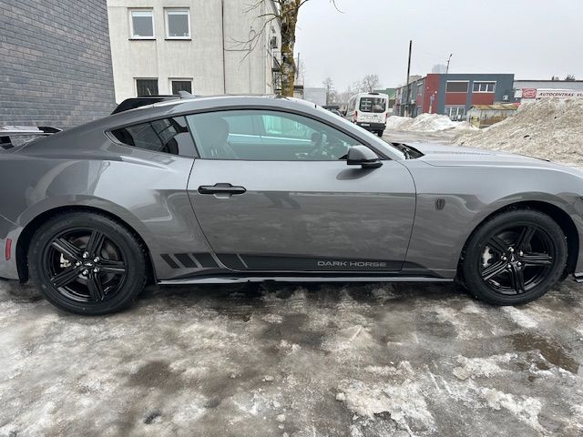 Pilkas Ford Mustang su Dark Horse užrašu