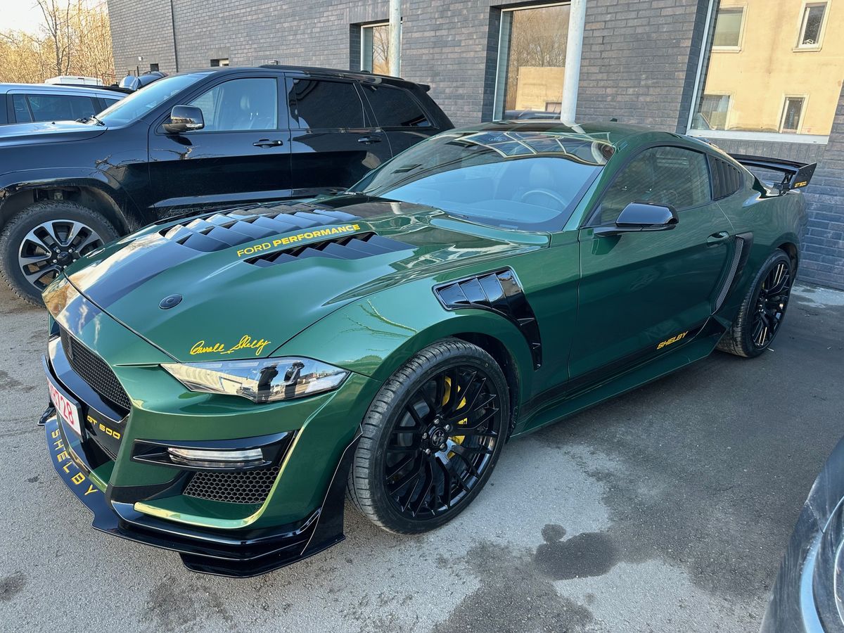 Žalias Ford Mustang su juodomis detalėmis