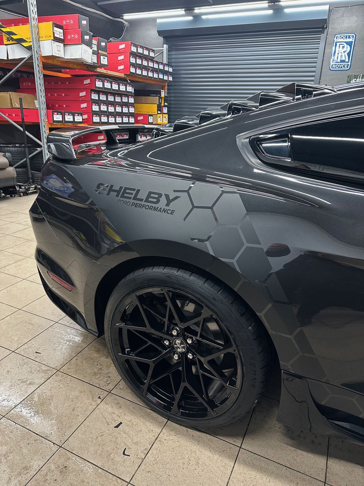 Pilko Ford Mustang galinis sparnas su šešiakampių grafika