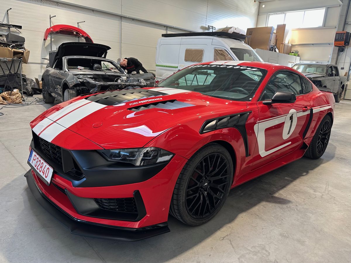 Raudonas Ford Mustang su numeriu 1 dirbtuvėse