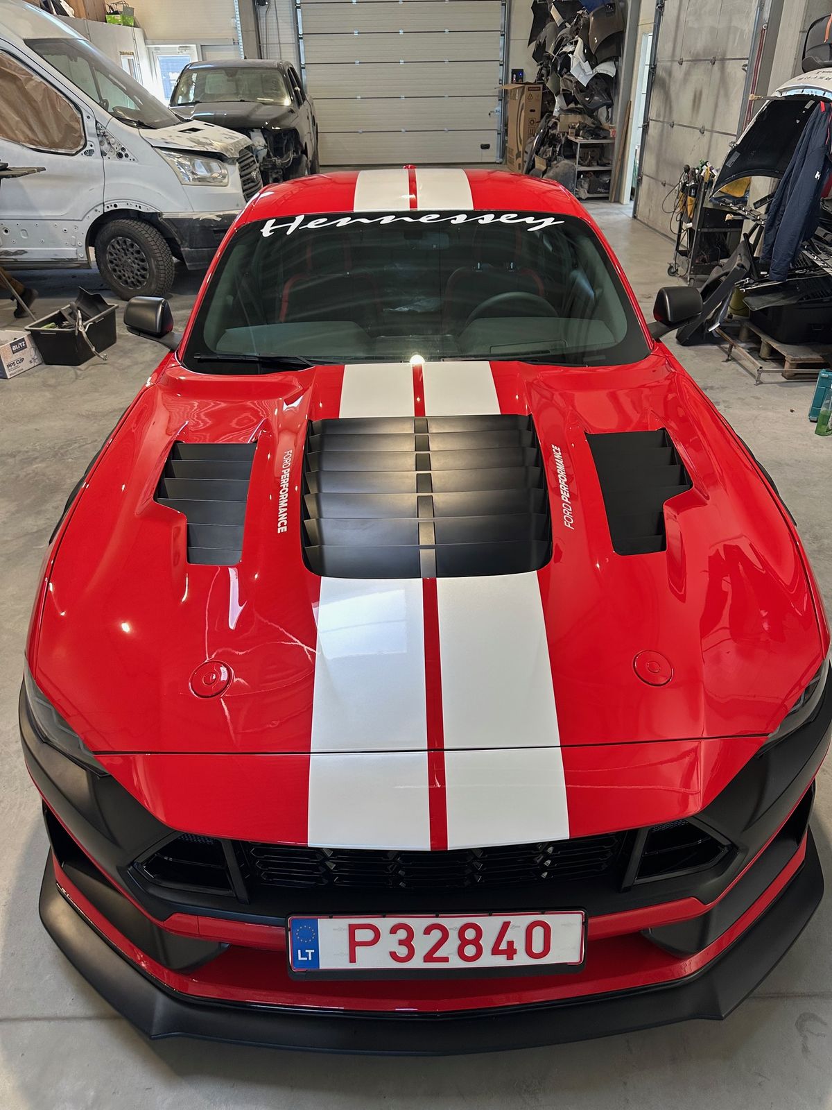 Raudonas Ford Mustang su baltomis juostomis iš priekio