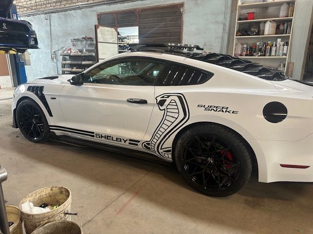 Baltas Ford Mustang su Super Snake lipdukais