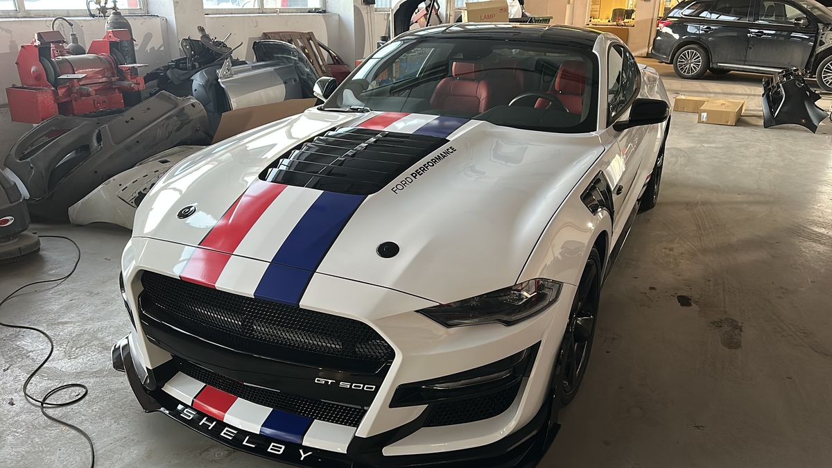 Baltas Shelby GT500 su juostomis dirbtuvėse