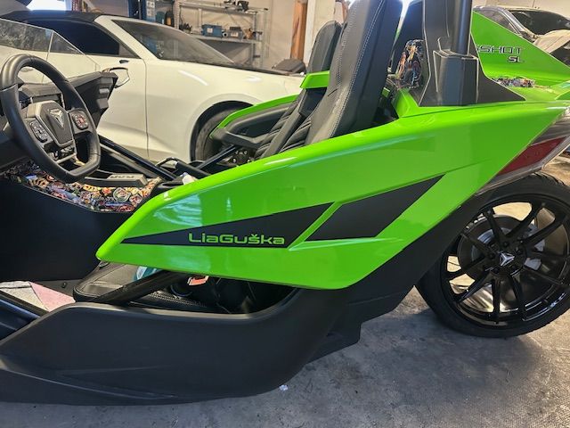 Žalias Polaris Slingshot su grafika